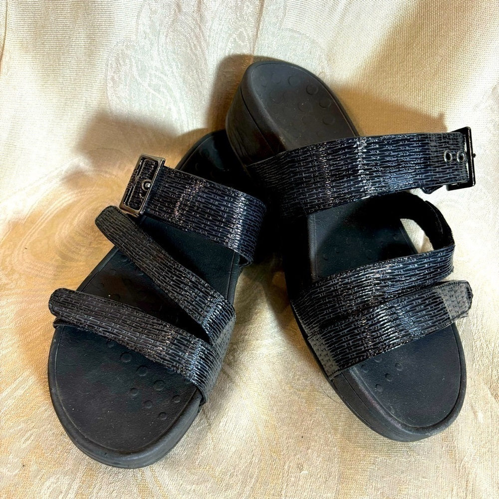 VIONIC Sz 8 Rio Lizard Pattern Velcro Closure Straps Slip On Slides Sandals